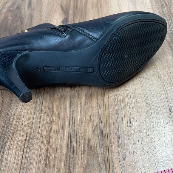 TOMMY HILFIGER Velesia Black Ankle Bootie. size 6 - Picture 8 of 10
